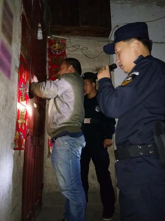 沿河县粗心妈妈误将幼女锁家中 民警全城寻开锁师傅开门